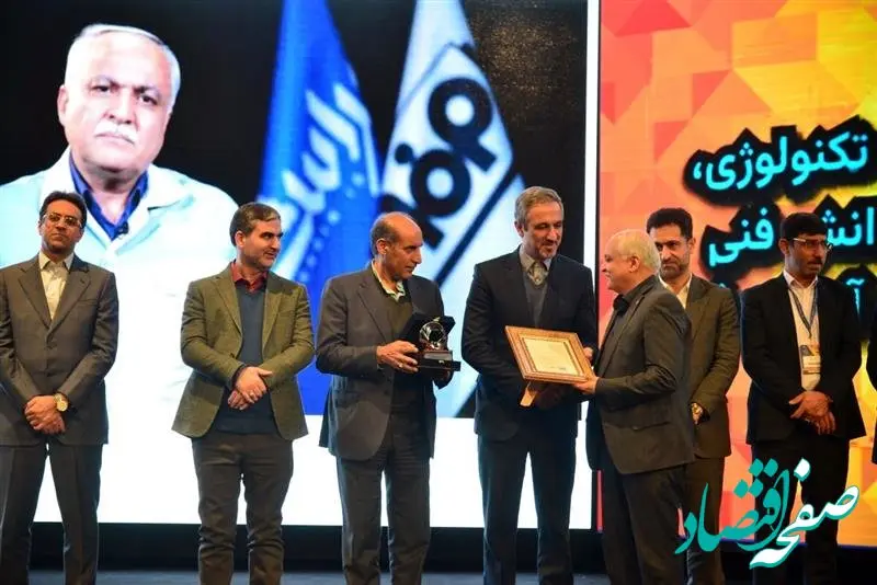 معاون خرید فولادمبارکه چهره‌ تأثیرگذار بومی‌سازی آهن و فولاد سال ۱۴۰۲ شد