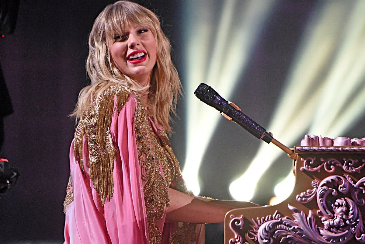 استایل تیلور سوئیفت با کت گرانقیمتش در آستانه سال نو میلادی+ عکس