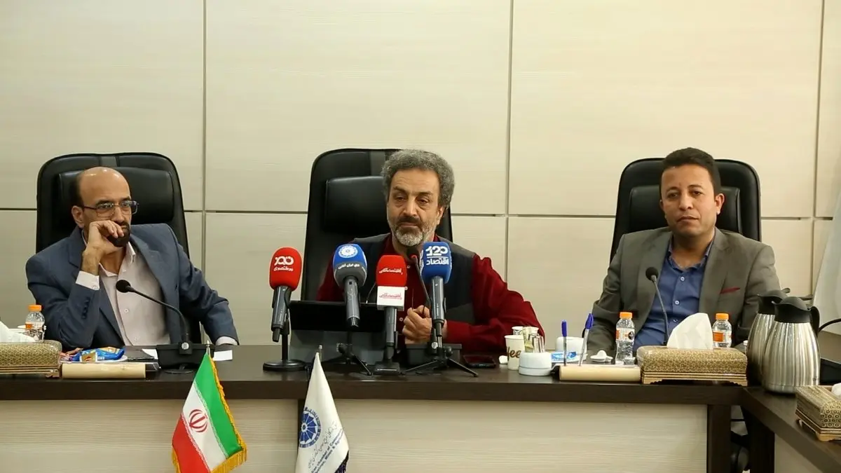 نرسیدن دلار به ۲۰۰ هزار تومان در شرایط فعلی معجزه‌ای برای نجات اقتصاد
