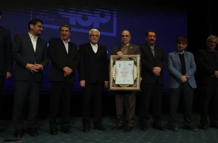 فولاد مبارکه تنها فولادساز در جمع ۱۰ شرکت برتر کشور؛ درخشش با کسب رتبه‌های اول فروش و بازده فروش در گروه فلزات آهنی و رتبه‌های سوم ارزش‌افزوده، سودآوری، اشتغال‌زایی و ارزش بازار برتر