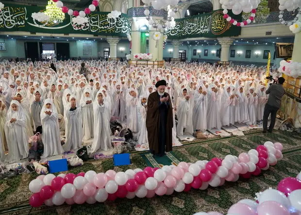 جشن بندگی ۳۰۰۰ نفری دختران روزه اولی در مصلی حرم حضرت عبدالعظیم (ع)
