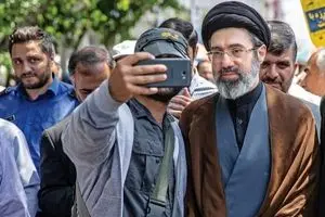 سیدمجتبی خامنه‌ای، فرزند رهبر انقلاب در 12 سالگی در کنار پدر