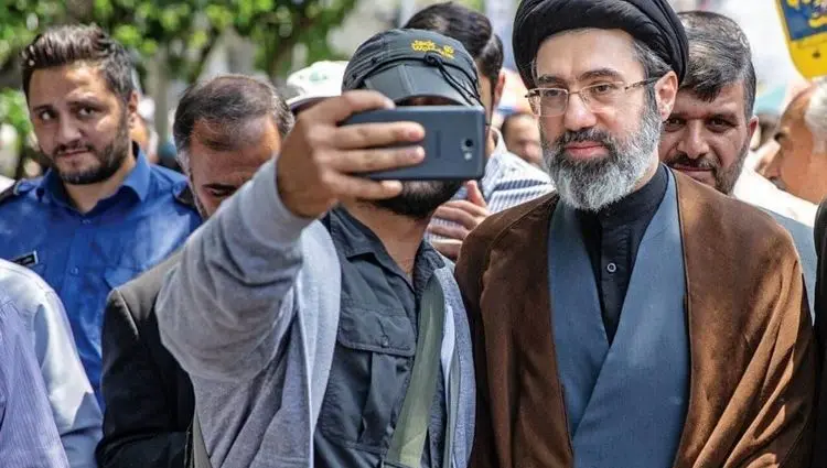 سیدمجتبی خامنه‌ای، فرزند رهبر انقلاب در 12 سالگی در کنار پدر