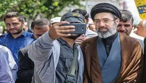 سیدمجتبی خامنه‌ای، فرزند رهبر انقلاب در 12 سالگی در کنار پدر