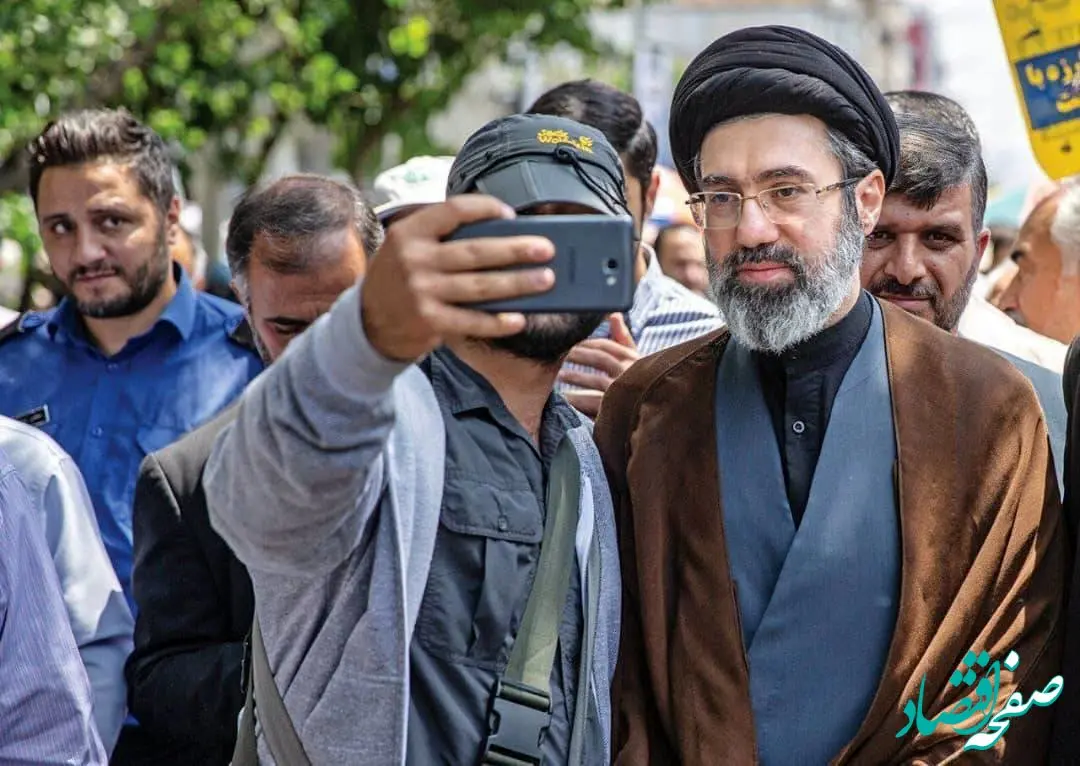 سیدمجتبی خامنه‌ای، فرزند رهبر انقلاب در 12 سالگی در کنار پدر