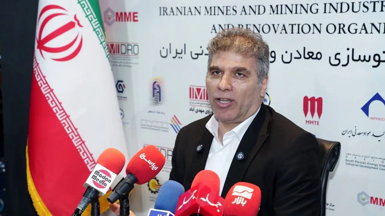 احمد فتاحی مدیر اکتشاف ایمیدرو در نشست خبری ایران اکسپو- غرفه ایمیدرو