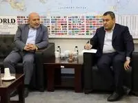 در دیدار حسین گروسی مدیرعامل سازمان منطقه آزاد ماکو با  محمدی بخش معاون وزیر راه و شهرسازی و رئیس سازمان هواپیمایی کشوری برقراری پروازهای منظم و روزانه در فرودگاه ماکو پیگیری شد
