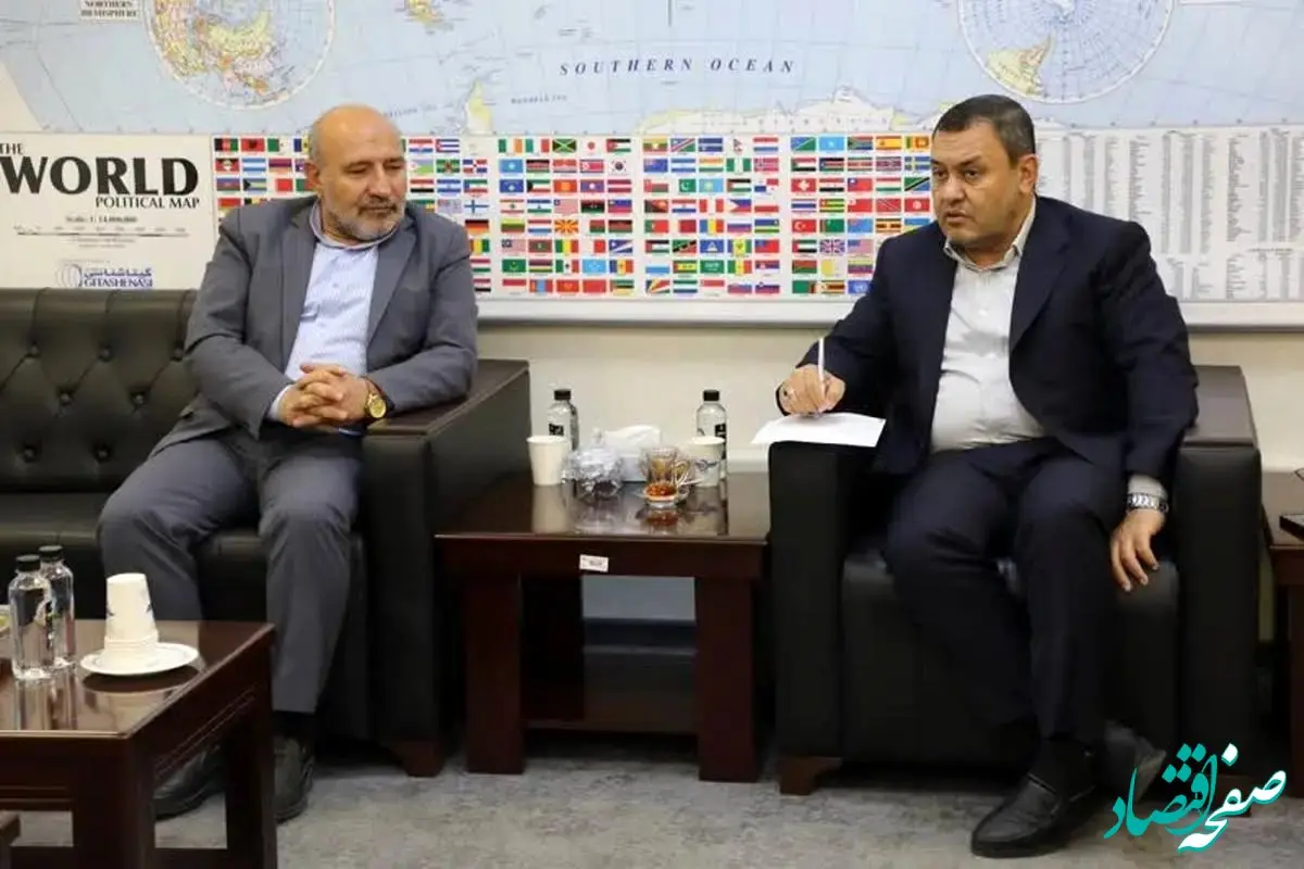 در دیدار حسین گروسی مدیرعامل سازمان منطقه آزاد ماکو با  محمدی بخش معاون وزیر راه و شهرسازی و رئیس سازمان هواپیمایی کشوری برقراری پروازهای منظم و روزانه در فرودگاه ماکو پیگیری شد