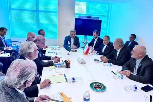 دیدار پزشکیان با نخست وزیر پاکستان 