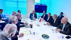 دیدار پزشکیان با نخست وزیر پاکستان 