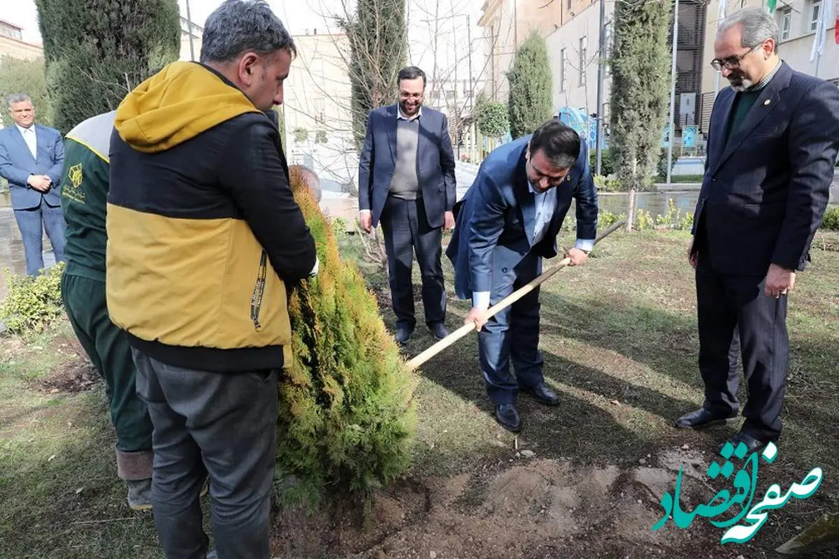 کاشت نهال توسط مدیرعامل بانک ملی ایران در روز درختکاری