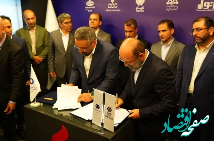 امضای تفاهم نامه همکاری میان شرکت پتروشیمی جم و شرکت سرمایه‌گذاری صنایع پتروشیمی در حاشیه نمایشگاه نفت گاز و پتروشیمی ۱۴۰۴