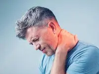 چرا گردن‌درد می‌گیریم؟ نقش قوز کردن و استفاده طولانی از موبایل