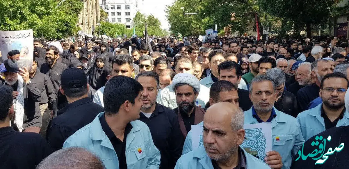 حضور جمعی از کارکنان و بسیجیان فولاد خوزستان مراسم تشییع شهدای خدمت