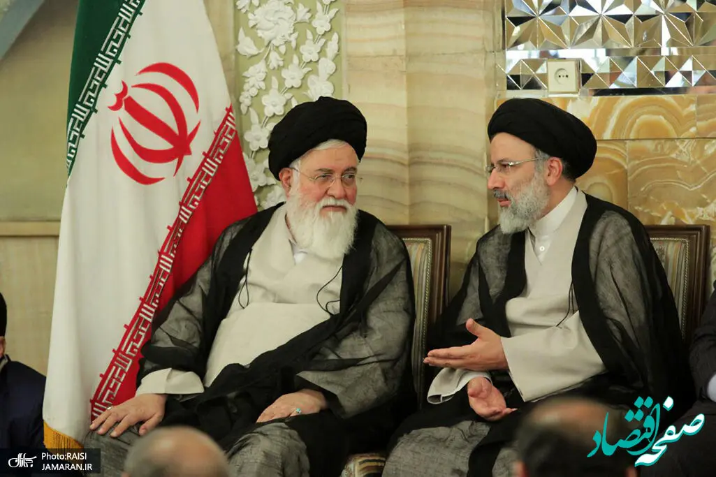 عکس/ گریه های امام جمعه مشهد در زمان نماز خواندن بر پیکر سید ابراهیم رئیسی و همراهانش 