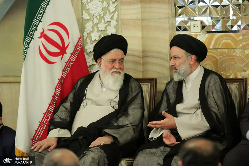 عکس/ گریه های امام جمعه مشهد در زمان نماز خواندن بر پیکر سید ابراهیم رئیسی و همراهانش 