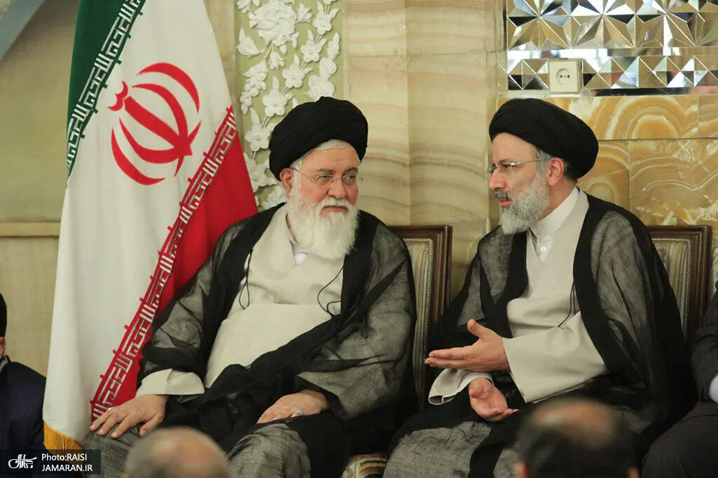 عکس/ گریه های امام جمعه مشهد در زمان نماز خواندن بر پیکر سید ابراهیم رئیسی و همراهانش 