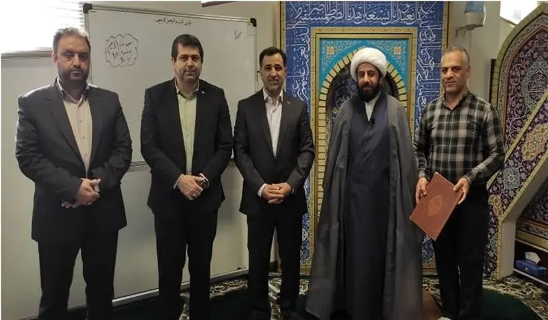 از خادمین نماز در بیمه مرکزی تقدیر شد