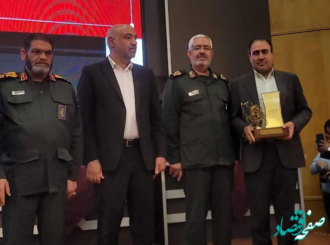 اعطای نشان اقتصاد مقاومتی به مدیرعامل شرکت نفت ستاره خلیج فارس