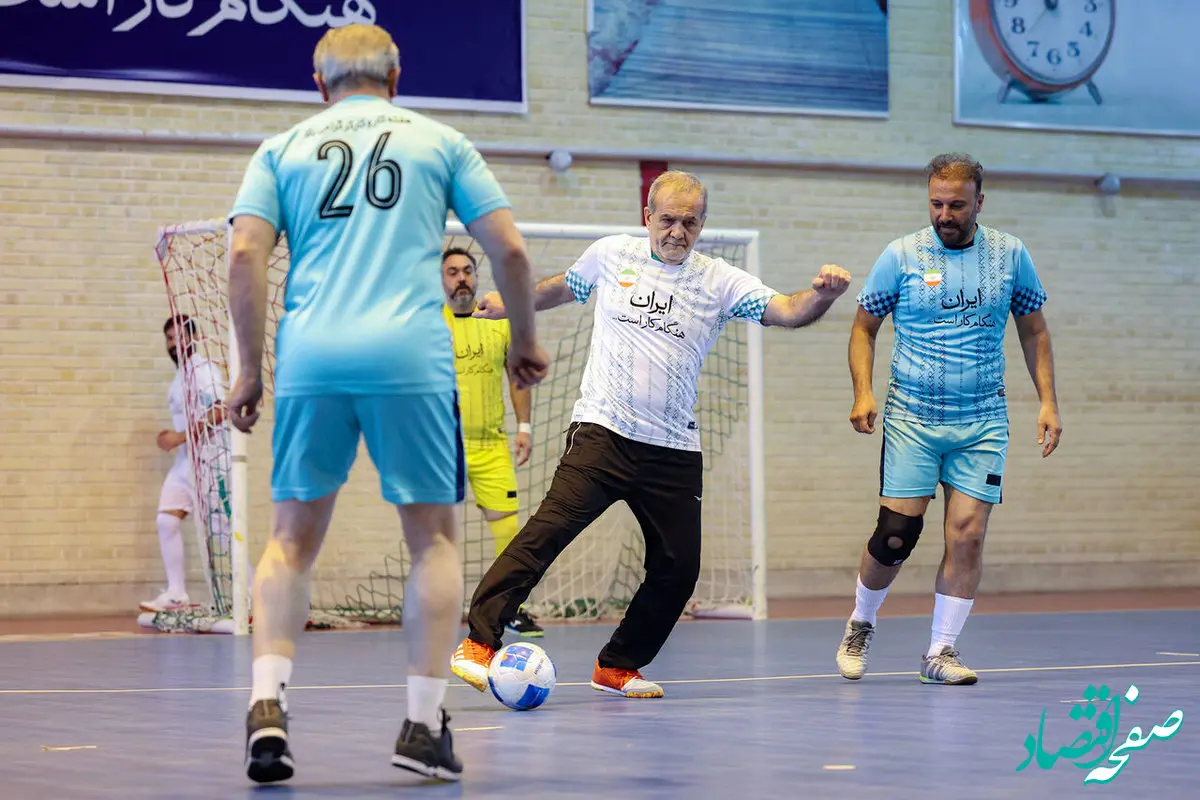 وقتی رئیس جمهور به افتخار کارگران پا به توپ شد