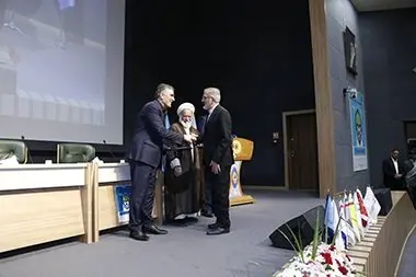 تقدیر از بانک صنعت و معدن به عنوان بانک برتر در سی و سومین همایش بانکداری اسلامی