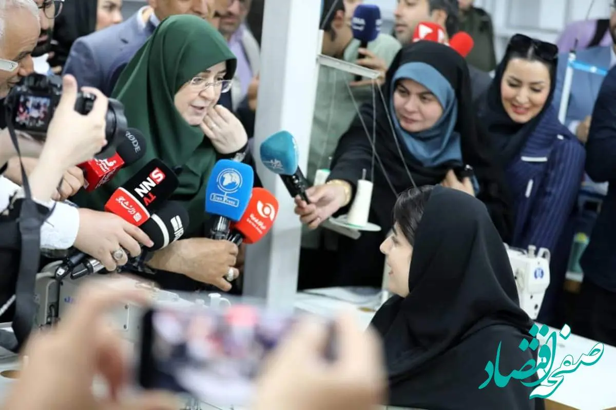 بازدید سخنگوی دولت از یک کارگاه تولیدی پوشاک در منطقه آزاد انزلی