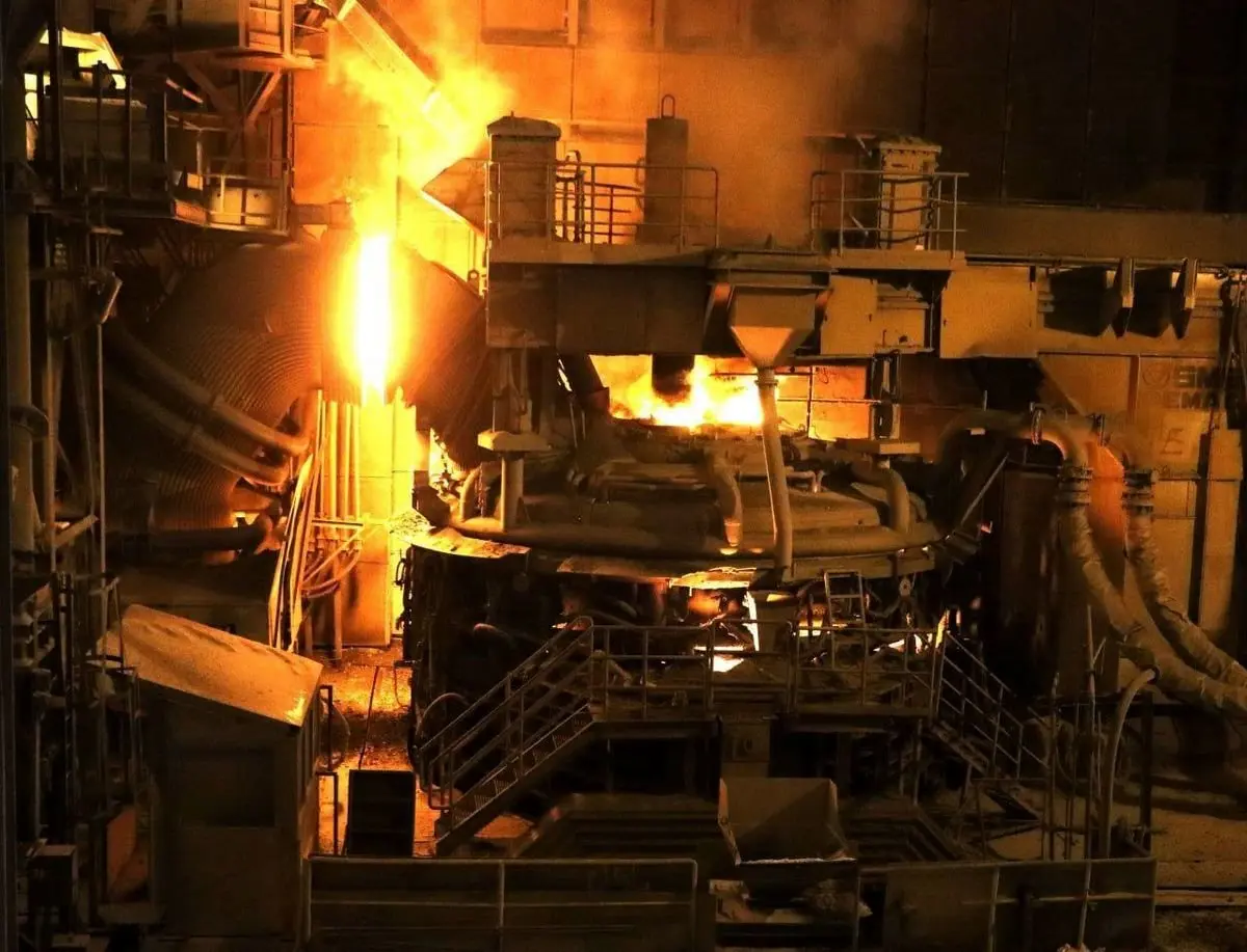 در راستای بهره‌وری تولید انجام شد؛ رسیدن زمان توقفات کوره‌های قوس فولاد هرمزگان به 15 دقیقه
