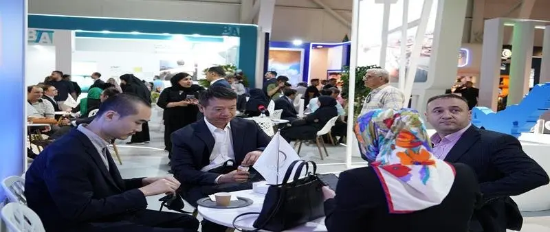 حضور سرمایه‌گذاران و نمایندگان شرکت‌های خارجی در غرفه هلدینگ خلیج فارس