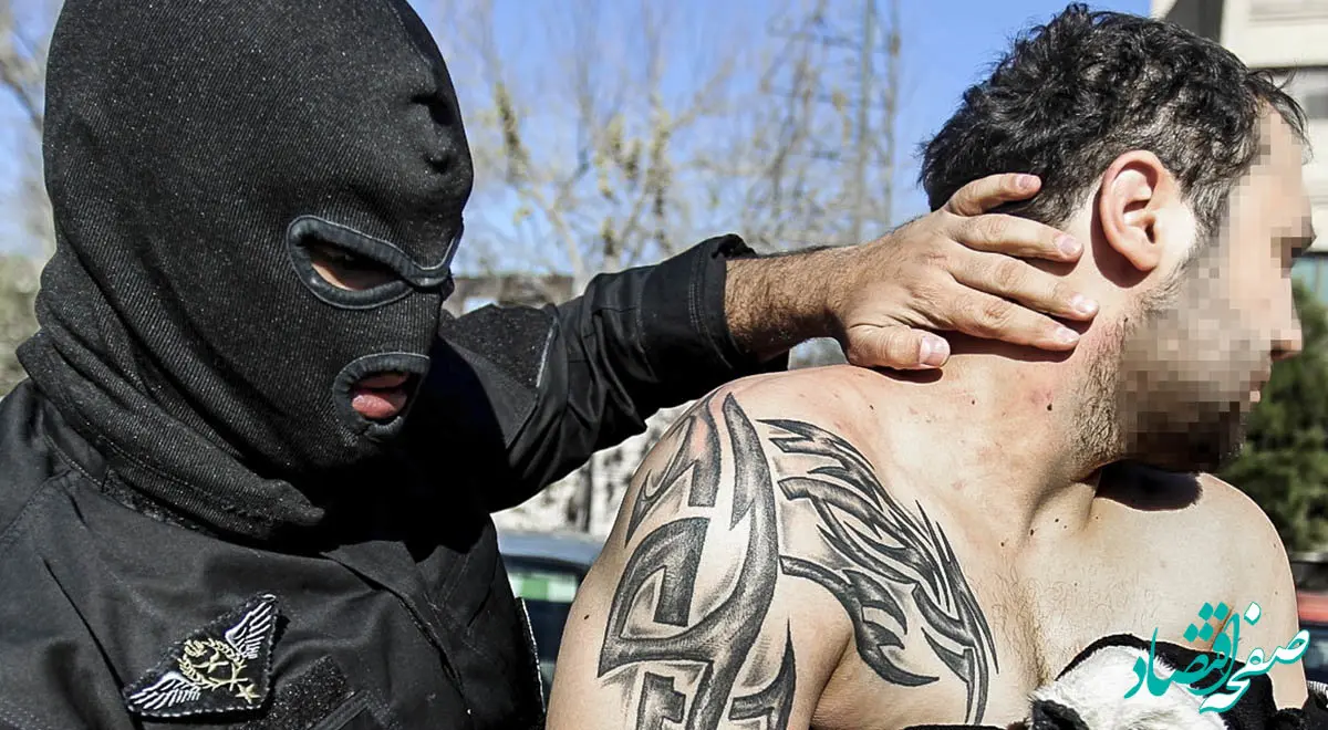 با پابند در روز روشن خفت گیری می کنند/ حکمشان چیست؟