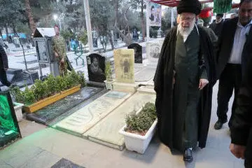 تصویری از رهبر انقلاب بر سر مزار مستشار شهید شده سپاه در حملات اخیر اسرائیل به سوریه