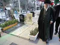 تصویری از رهبر انقلاب بر سر مزار مستشار شهید شده سپاه در حملات اخیر اسرائیل به سوریه