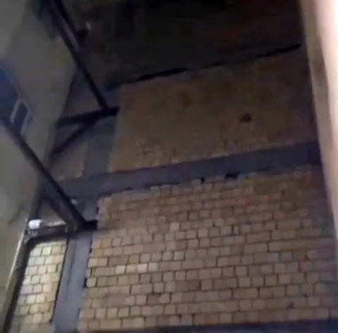 خبر فوری؛ ریزش دیوار یک ساختمان به دلیل زلزله در استان البرز + فیلم