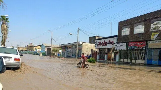 مدارس این شهر بخاطر سیل تعطیل شد / یک نفر در سیلاب گم شده است 