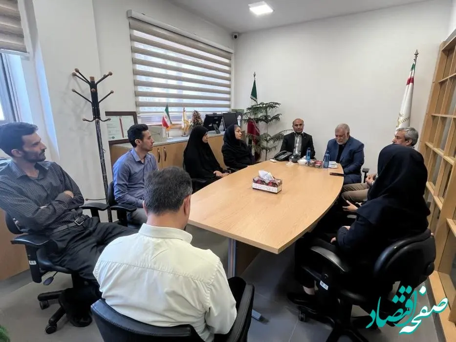 بازدید سرزده دکتر حسن‌پور نماینده مردم کرمان در مجلس شورای اسلامی از بانک صنعت و معدن این استان/ تأکید بر حمایت جدی نظام بانکی از تولید و اشتغال