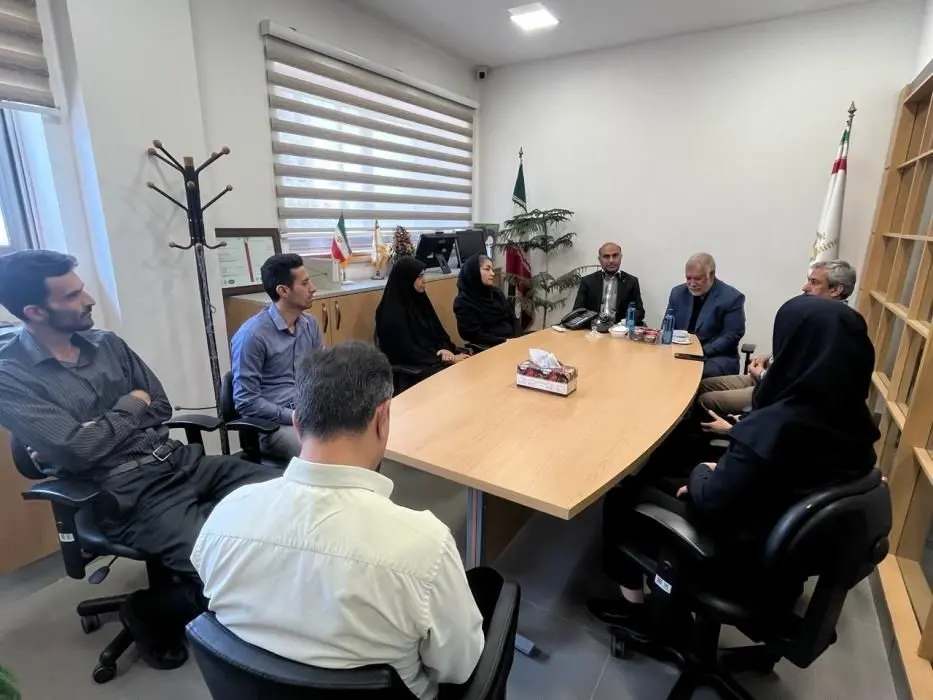 بازدید سرزده دکتر حسن‌پور نماینده مردم کرمان در مجلس شورای اسلامی از بانک صنعت و معدن این استان/ تأکید بر حمایت جدی نظام بانکی از تولید و اشتغال