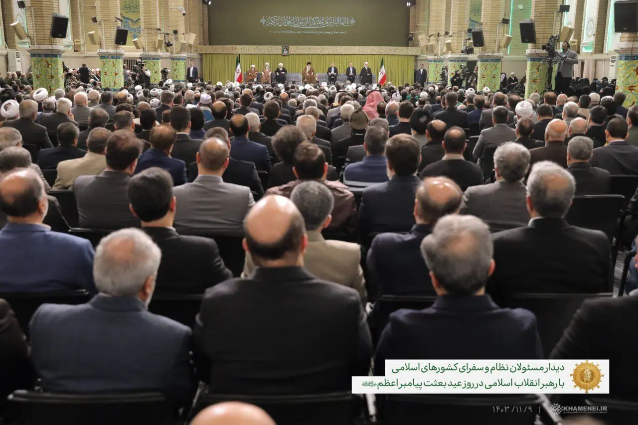 تصویری از سردار قاآنی در دیدار با رهبر انقلاب با پوشش متفاوت/ این سردار معروف هم بود
