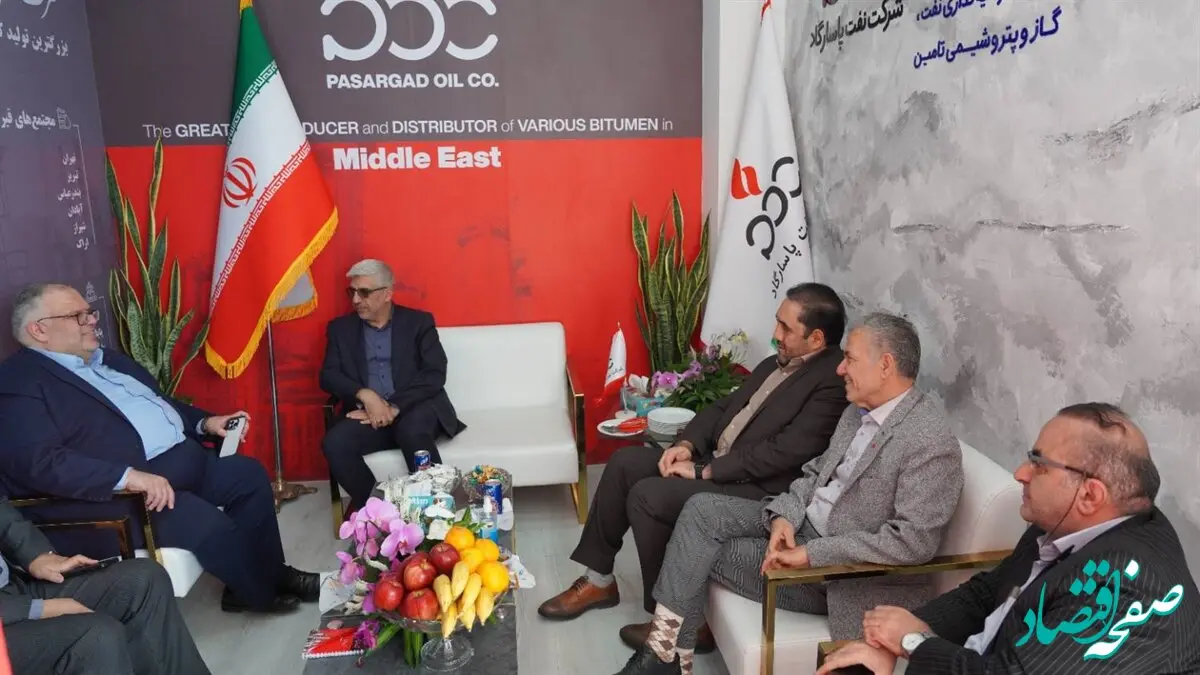 مشاور وزیر راه و شهرسازی در غرفه نفت پاسارگاد