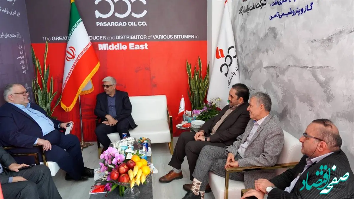 مشاور وزیر راه و شهرسازی در غرفه نفت پاسارگاد