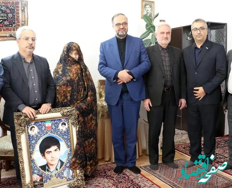 تکریم مادران شهید توسط مدیر بیمه دی در استان اردبیل، طی همراهی با معاون حقوقی و پارلمانی بنیاد شهید