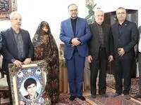 تکریم مادران شهید توسط مدیر بیمه دی در استان اردبیل، طی همراهی با معاون حقوقی و پارلمانی بنیاد شهید