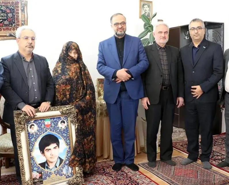 تکریم مادران شهید توسط مدیر بیمه دی در استان اردبیل، طی همراهی با معاون حقوقی و پارلمانی بنیاد شهید