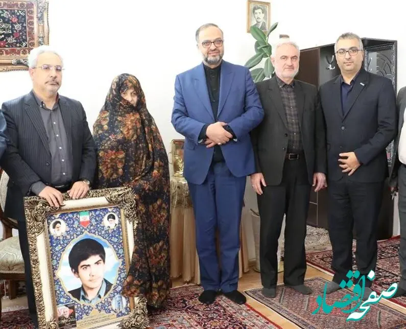 تکریم مادران شهید توسط مدیر بیمه دی در استان اردبیل، طی همراهی با معاون حقوقی و پارلمانی بنیاد شهید