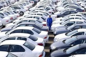 بازار خودرو روی لبه تیغ سیاست و قیمت/ بالاترین و پایین ترین قیمتهای خودرو
