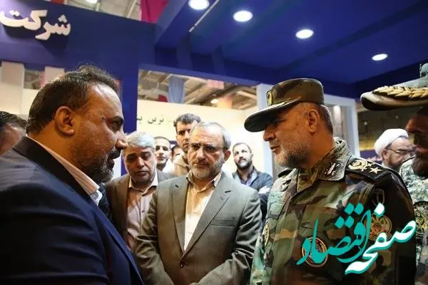 بازدید فرمانده نیروی زمینی ارتش و استاندار مرکزی از غرفه شرکت پتروشیمی شازند