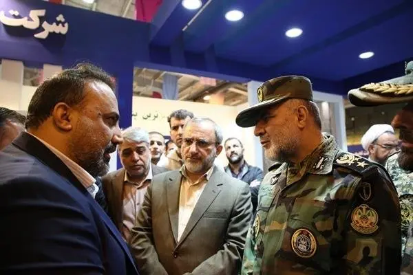 بازدید فرمانده نیروی زمینی ارتش و استاندار مرکزی از غرفه شرکت پتروشیمی شازند