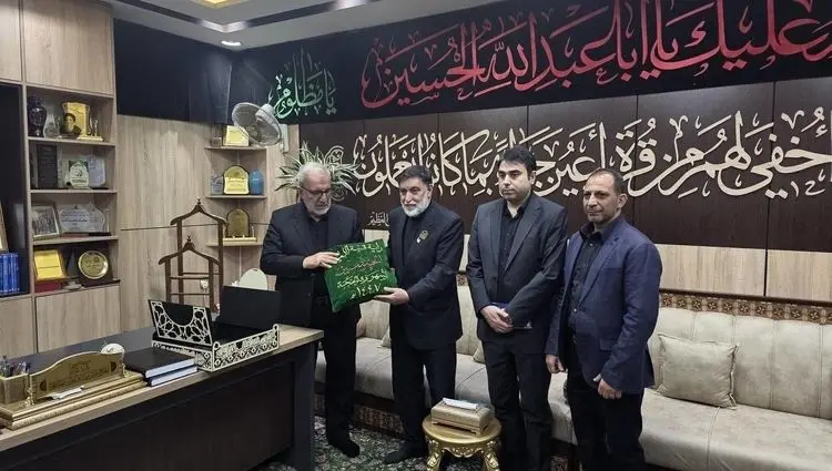 پرچم گنبد حرم مطهر امام حسین (ع) بدرقه پیکر رهبر شهید انقلاب  می شود