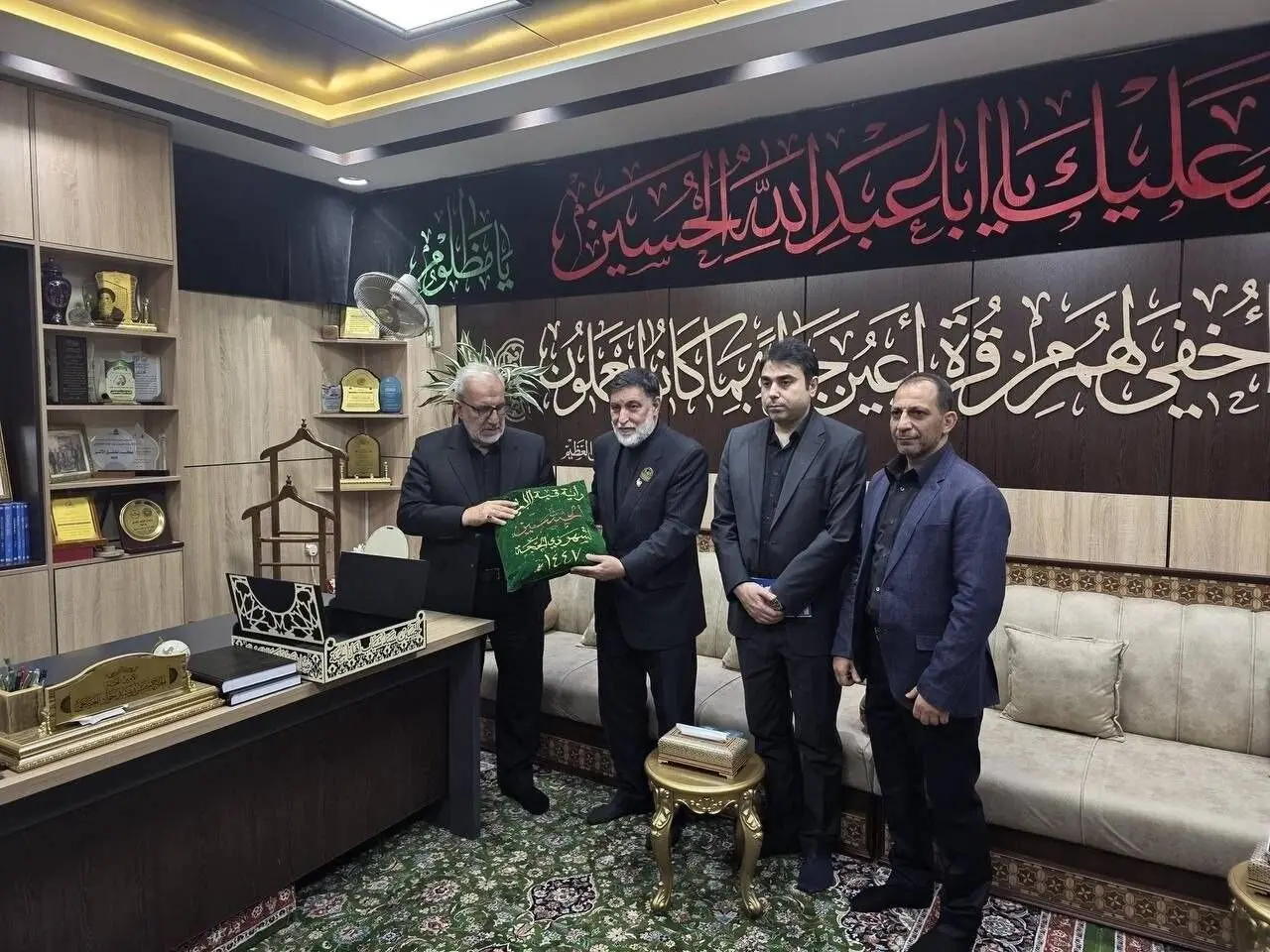 پرچم گنبد حرم مطهر امام حسین (ع) بدرقه پیکر رهبر شهید انقلاب  می شود