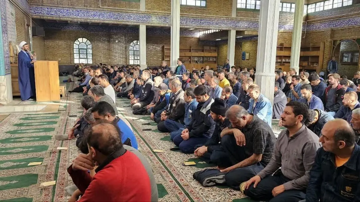 در خطبه نماز عید فطر در ذوب آهن عنوان شد: عید فطر لبخند خداوند بر بندگانش است