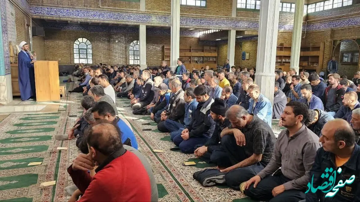 در خطبه نماز عید فطر در ذوب آهن عنوان شد: عید فطر لبخند خداوند بر بندگانش است