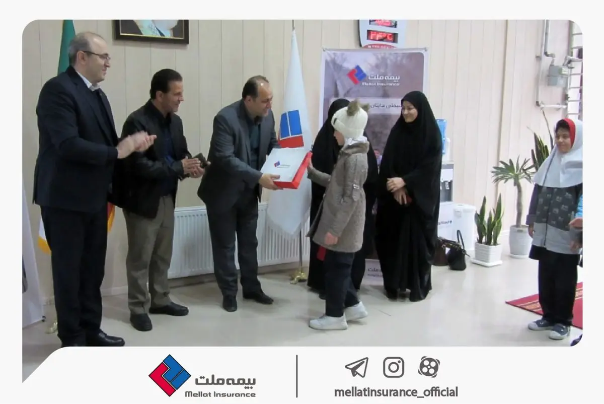 اهدای جوایز برندگان زنگ بیمه از سوی بیمه ملت به دانشآموزان